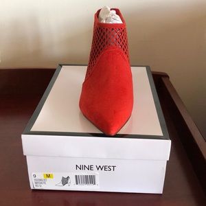 NIB Nine West “yovactis” red suede bootie!